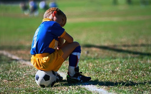 Почему ребенок плохо играет в футбол